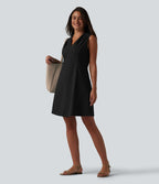 Robe de bureau mini en popeline stretch plissée col V sans manches avec fermeture éclair invisible et poches