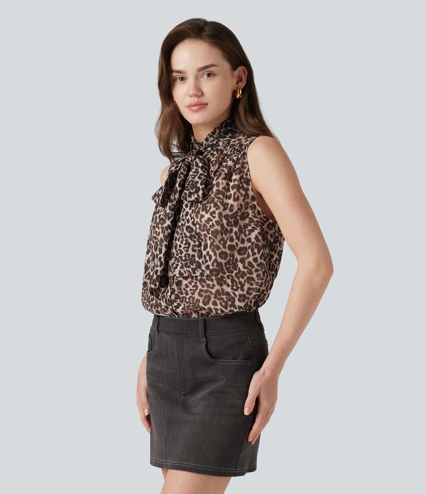 Blouse de travail en mousseline col cheminée avec nœud, sans manches, imprimé léopard