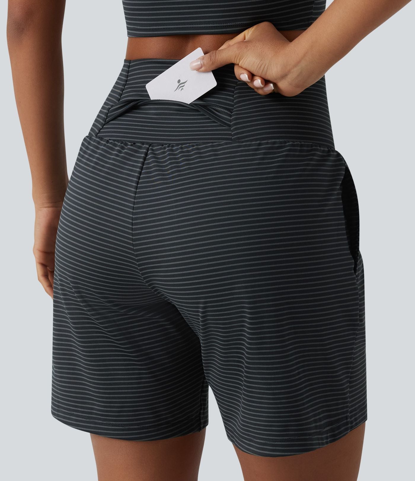 Short yoga 2-en-1 à rayures taille super haute 17,5 cm avec poches