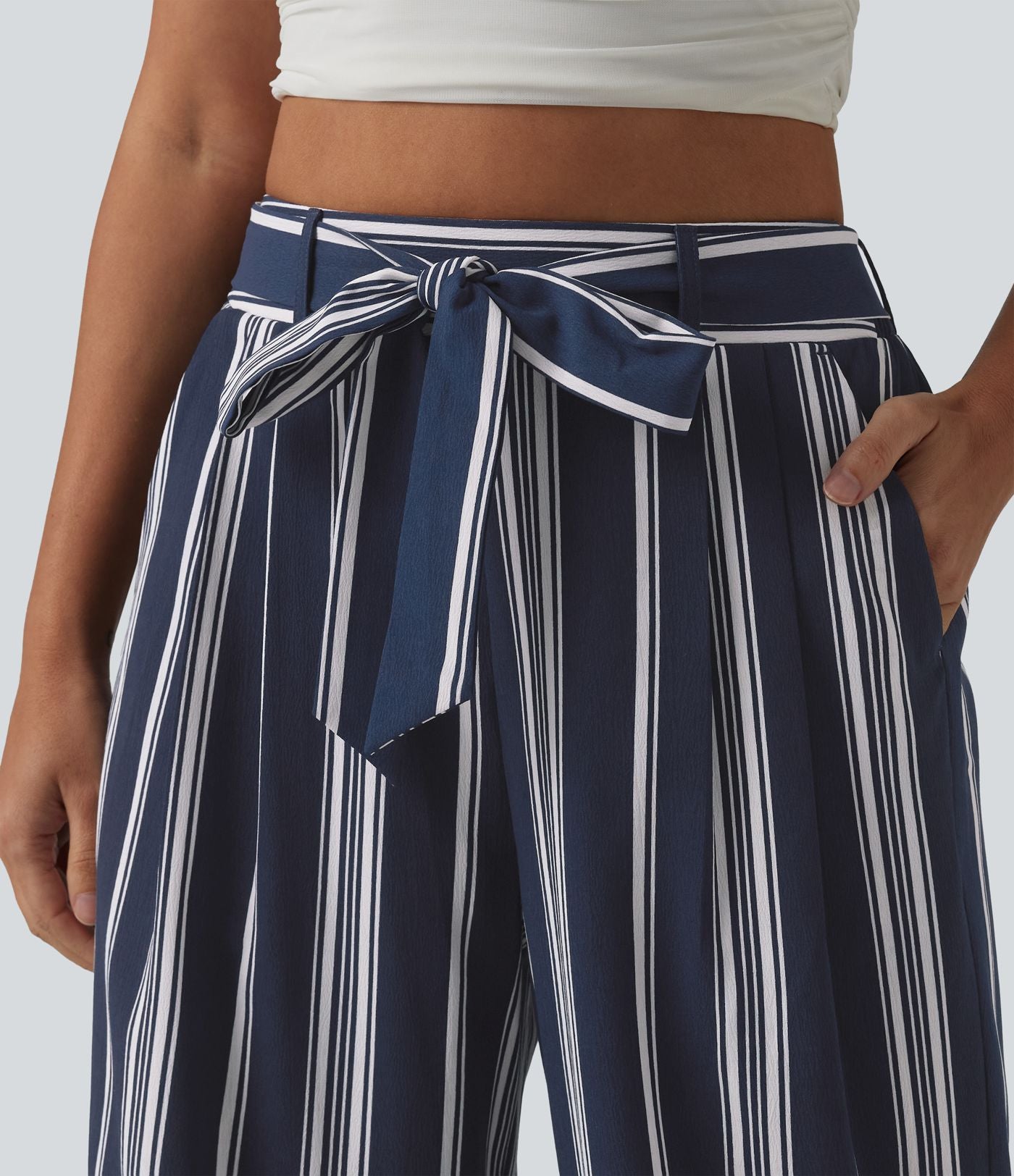 Pantalon large taille haute à rayures avec ceinture et poches