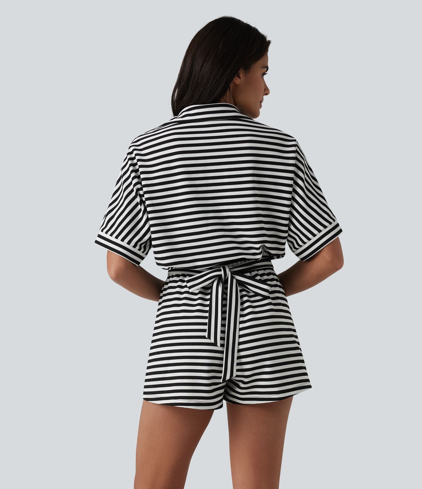 Combinaison-short casual en tissu gaufré rayé à manches mi-longues avec ceinture et poches — Easy Peasy