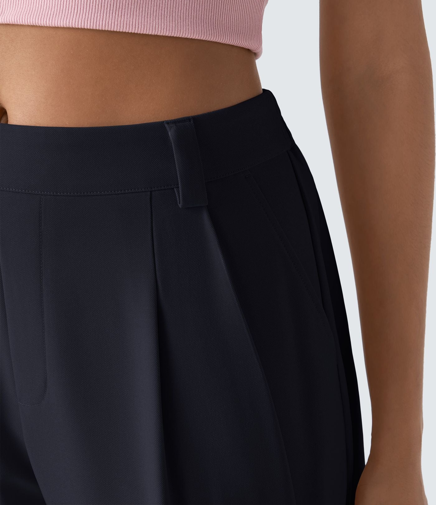 Pantalon tailleur ample, taille moyenne, coupe barrel, à poches