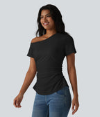 T-shirt SoftlyZero™ Airy asymétrique épaule dénudée froncé avec fente, brassière intégrée et effet frais InstantCool