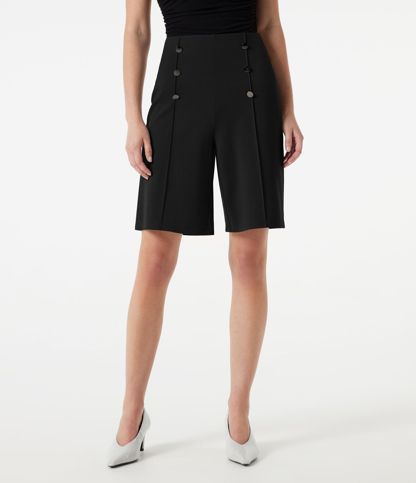 Short tailleur baggy taille haute avec boutons décoratifs et poches