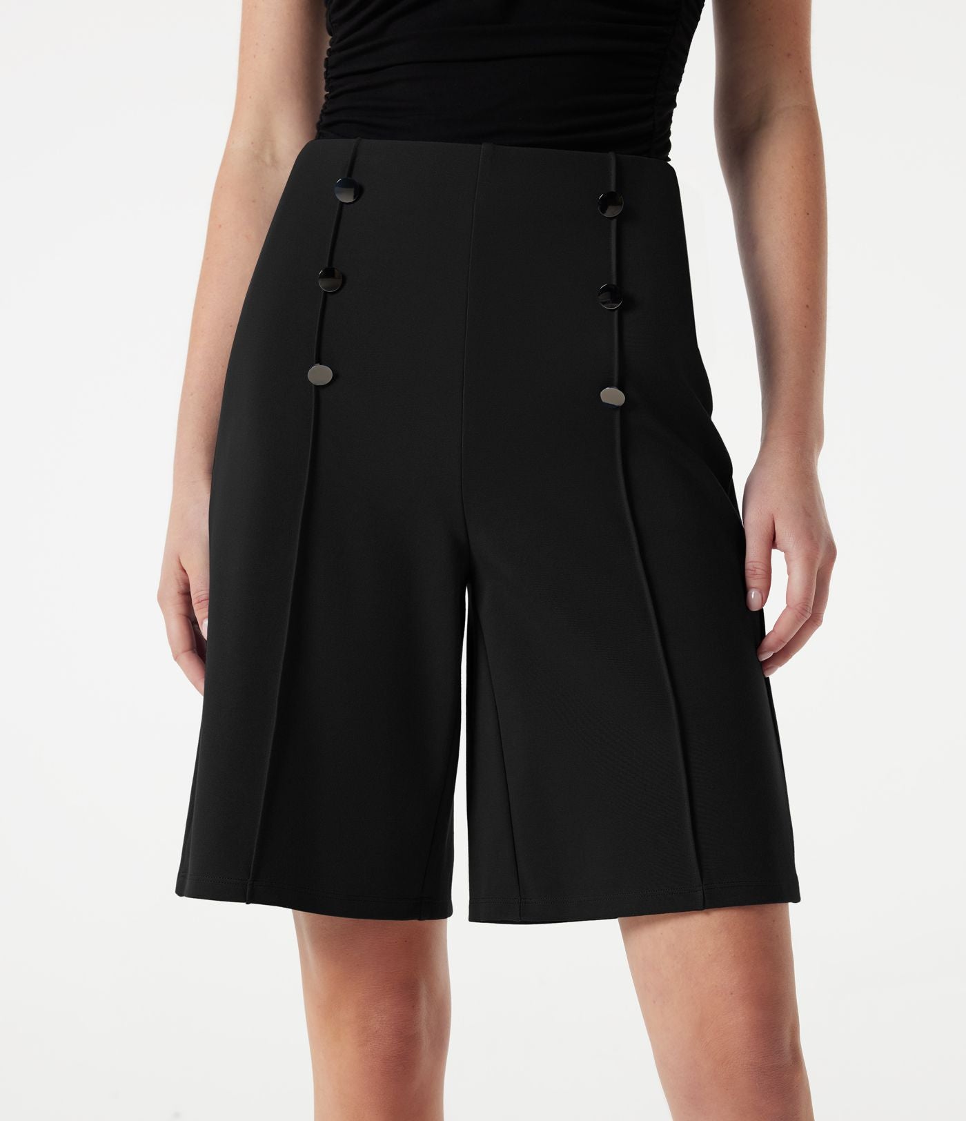 Short tailleur baggy taille haute avec boutons décoratifs et poches