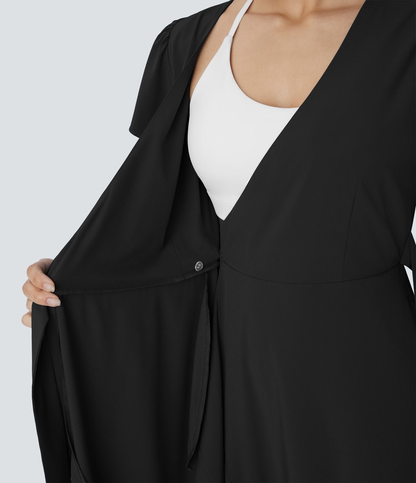 Robe décontractée midi Breezeful™ fluide à col V, manches courtes, design enveloppant, liens sur les côtés, poches latérales, volants et séchage rapide