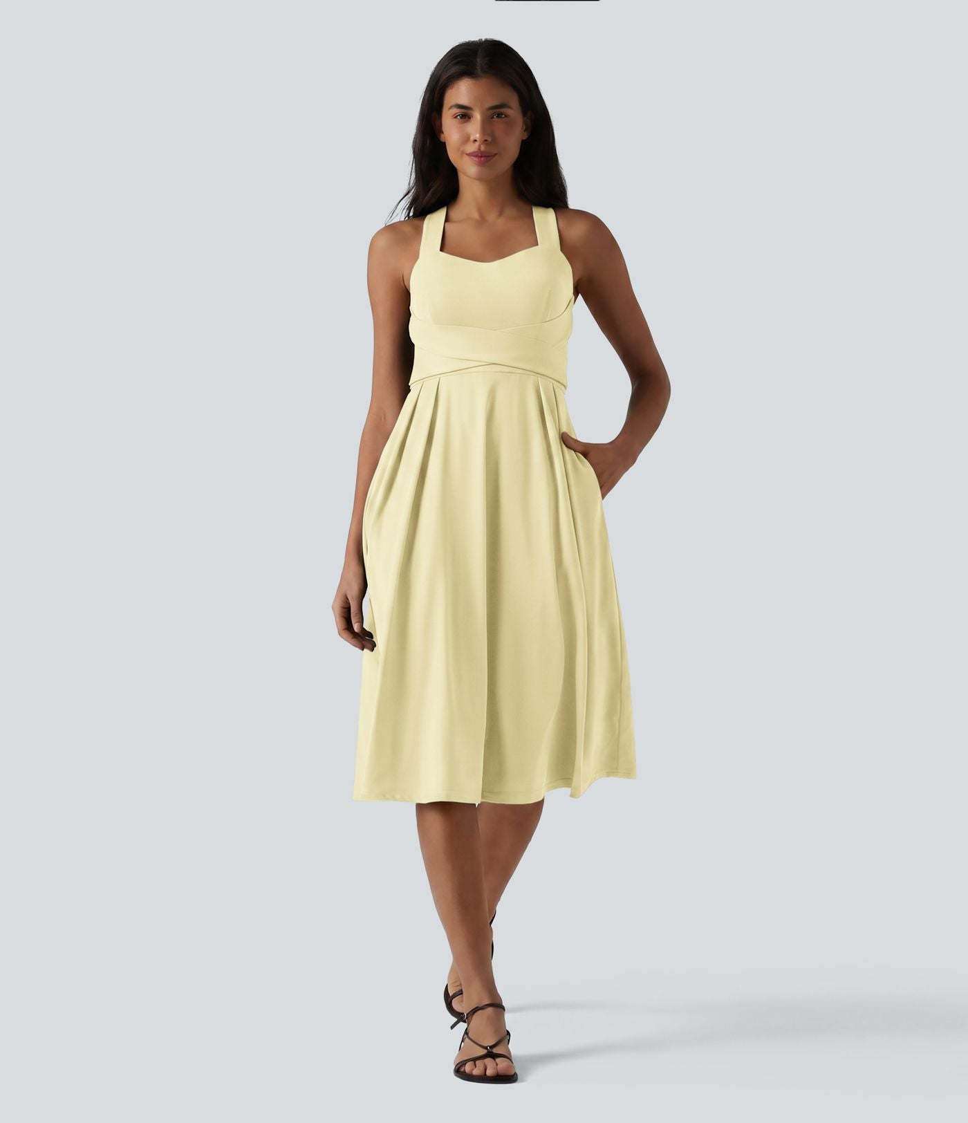 Robe midi fluide sans manches décolleté cœur avec bretelles croisées, nœud dans le dos et poches