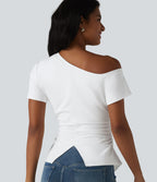 T-shirt SoftlyZero™ Airy asymétrique épaule dénudée froncé avec fente, brassière intégrée et effet frais InstantCool