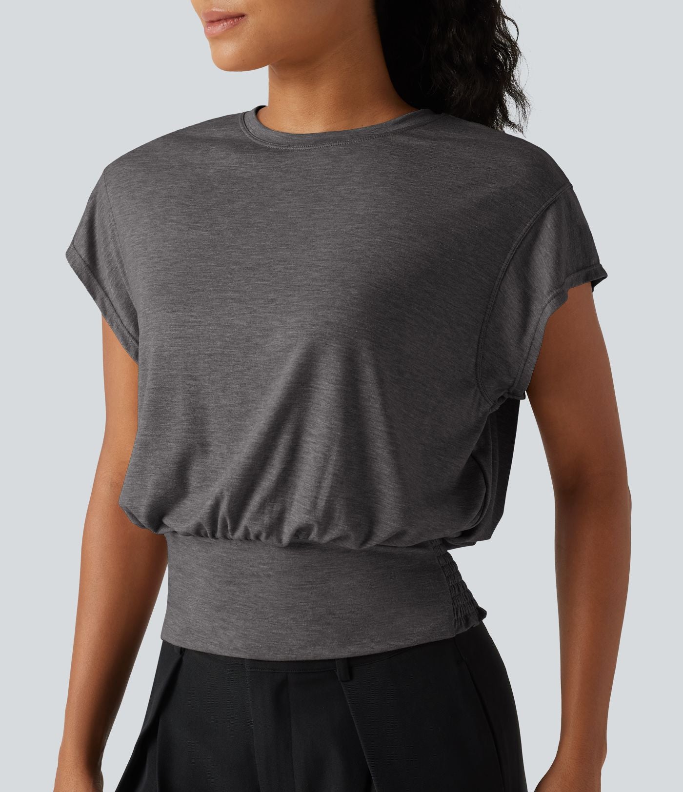 T-shirt froncé à encolure arrondie et manches courtes