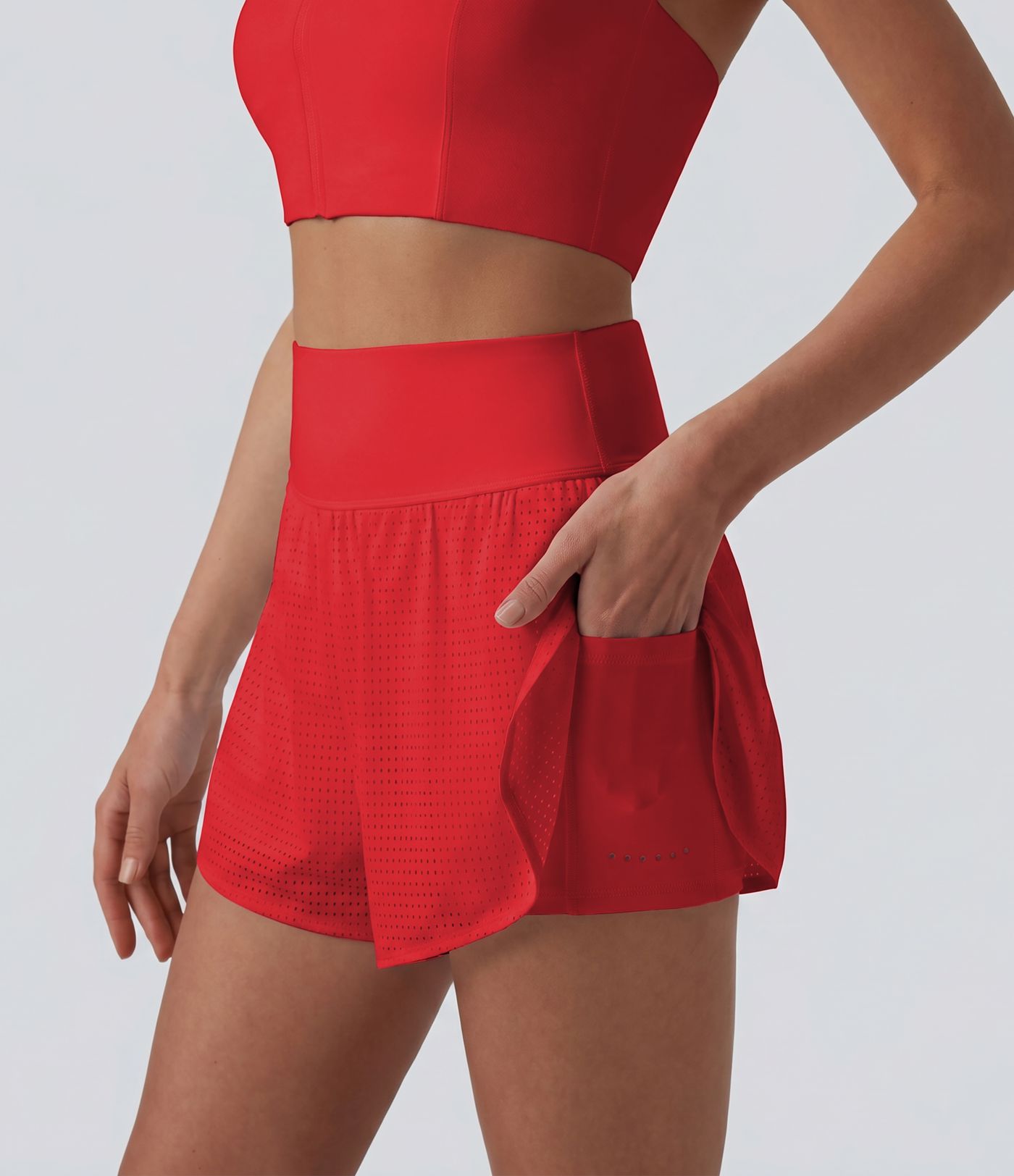 Short yoga 2-en-1 gainant taille haute à pois réfléchissants, ourlet arrondi croisé et œillets avec poches