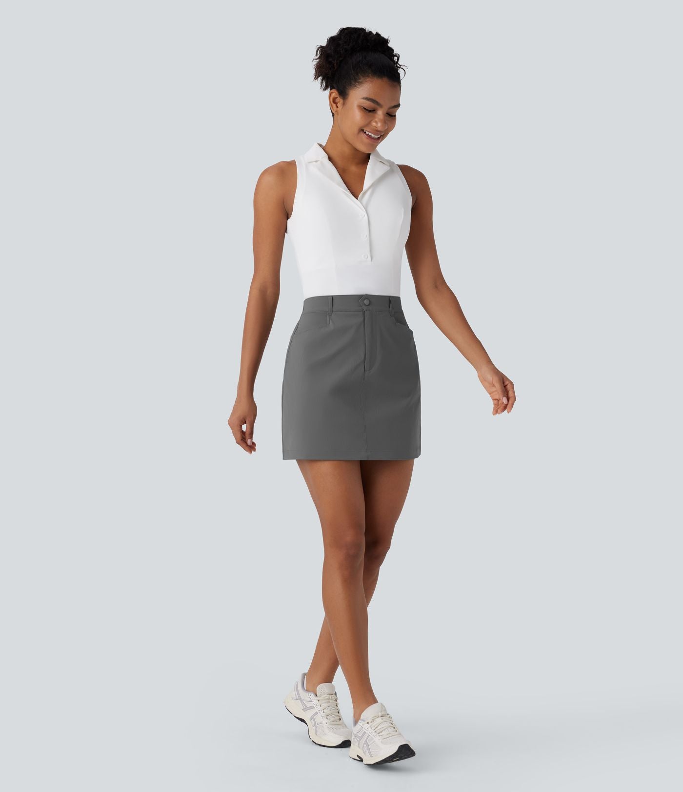 Jupe courte de golf ligne A taille haute avec boutons, zip, poches latérales et fente