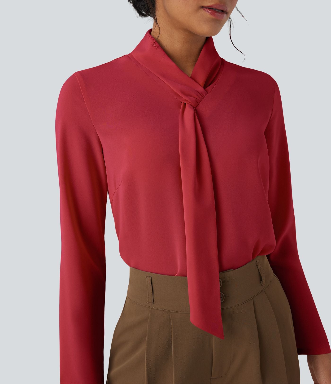 Chemise esprit bureau défroissage facile avec col foulard et manches longues