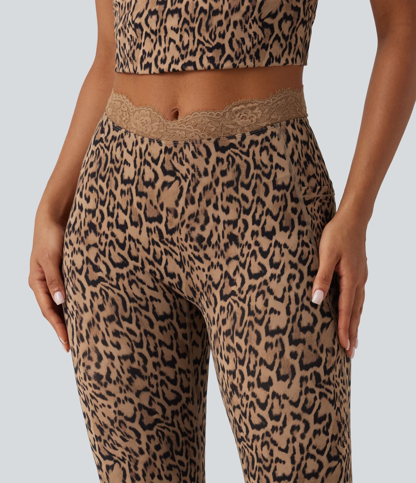Legging yoga Halara UltraSculpt™ flare taille haute avec ceinture en V imprimé léopard, dentelle contrastée et poches