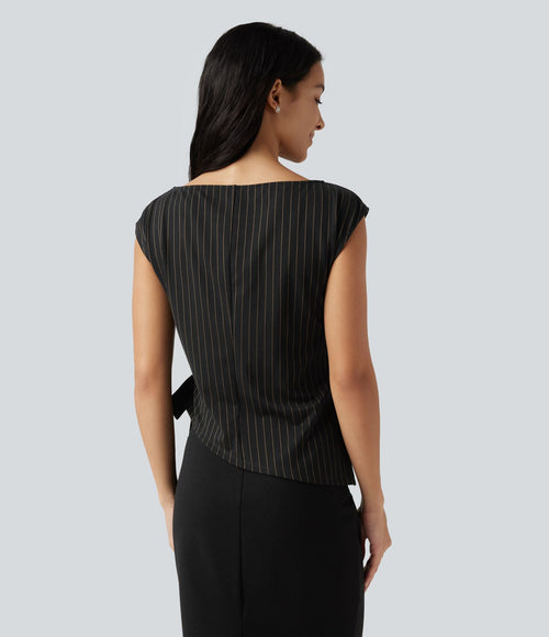 Blouse esprit bureau rayée à encolure bateau avec mancherons, fronces, lien côté et ourlet asymétrique