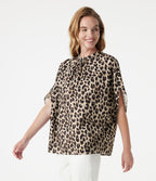 Blouse esprit bureau imprimé léopard à col montant, manches chauve-souris et lien au dos