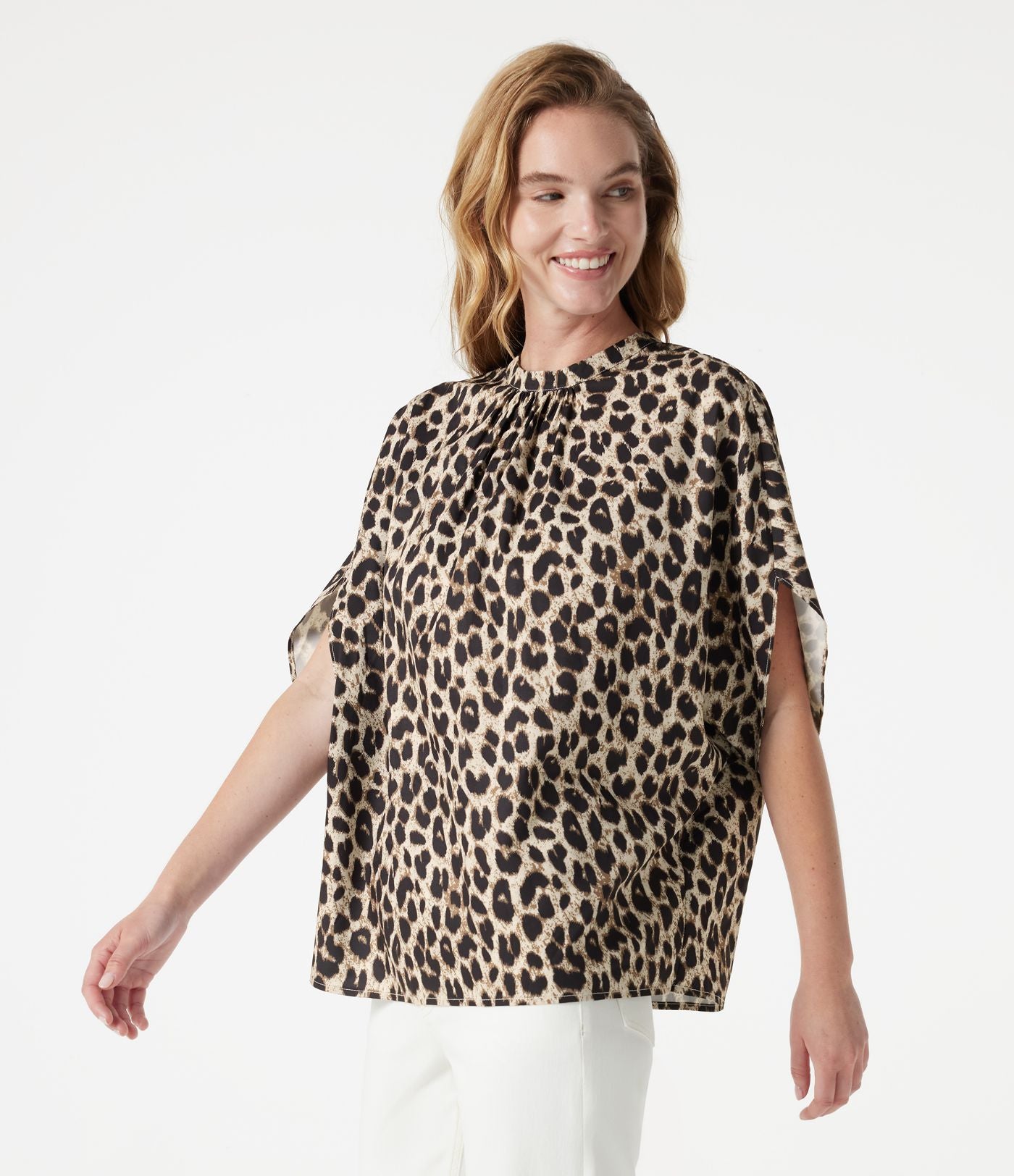 Blouse esprit bureau imprimé léopard à col montant, manches chauve-souris et lien au dos