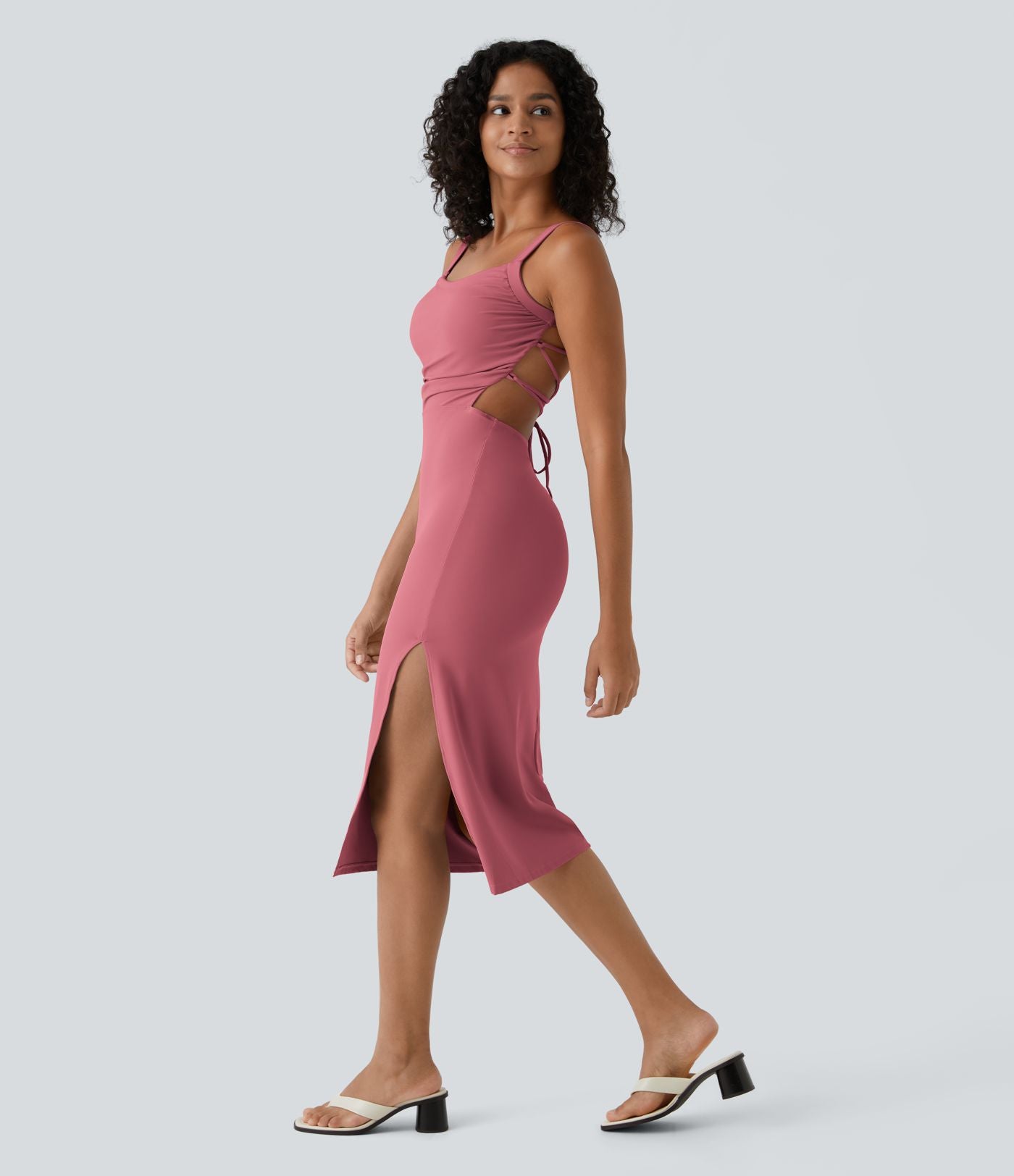 Robe midi laquée fendue, brassière intégrée, dos nu croisé