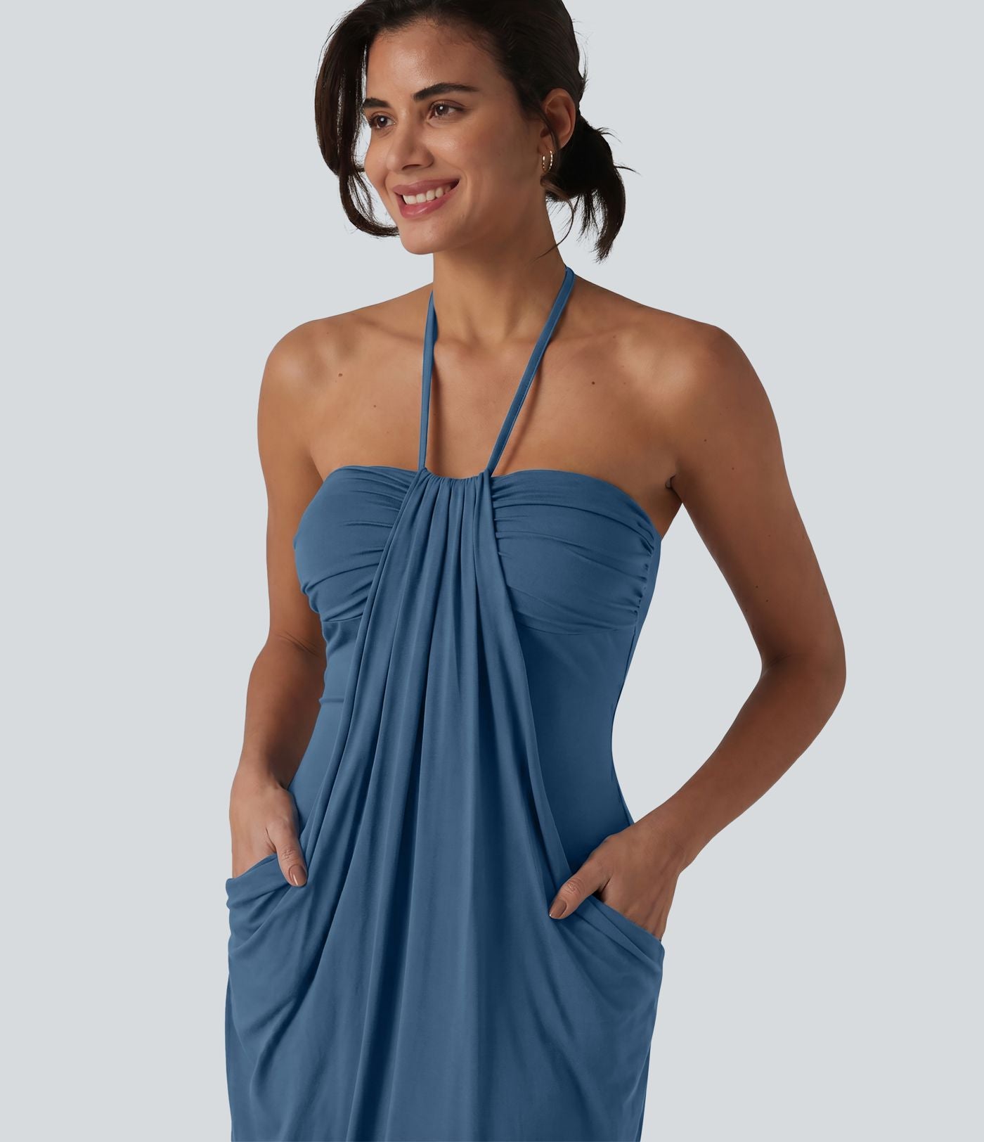 Robe resort mini dos nu à col licou avec lien noué dans le dos et poches