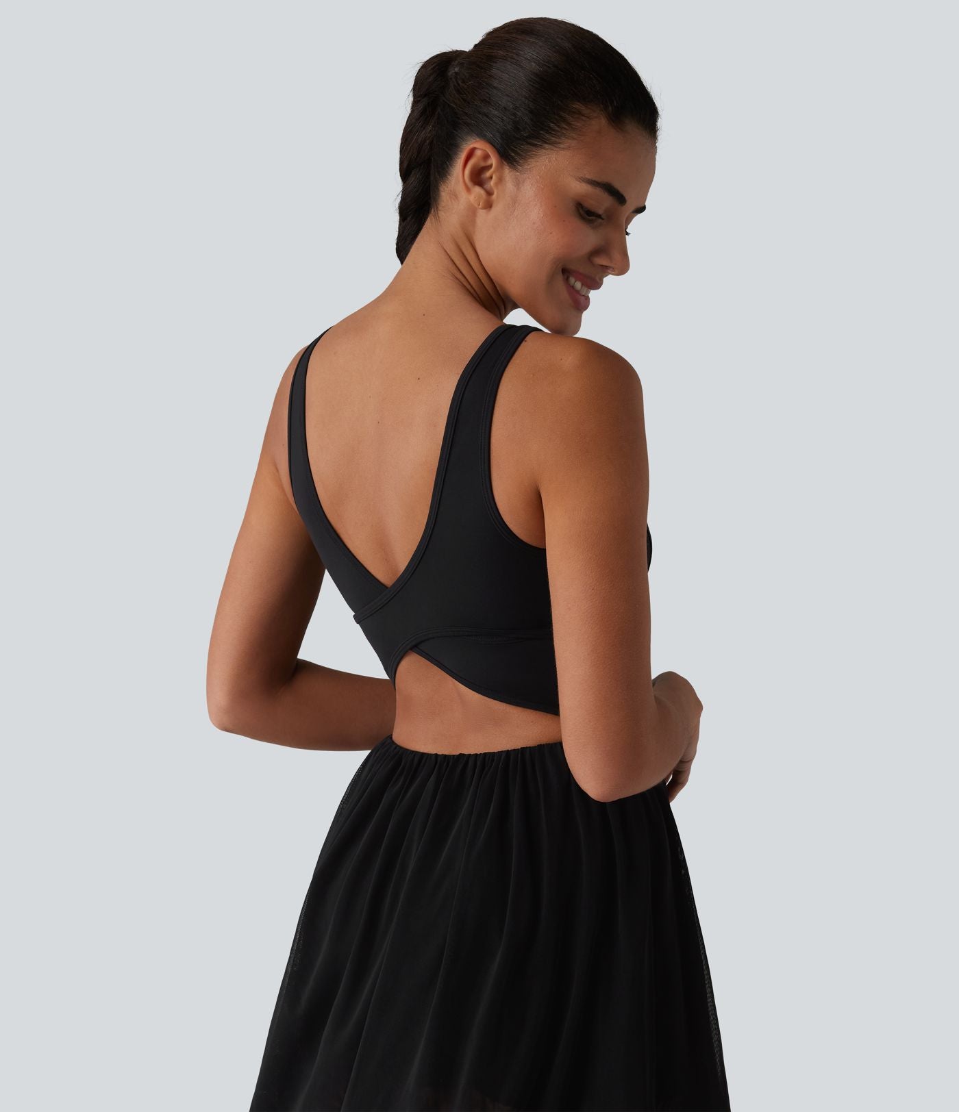 Robe de tennis courte fluide 2-en-1 SoftlyZero™ dos nu avec bretelles croisées, mesh contrasté, brassière intégrée et poches – Easy Peasy