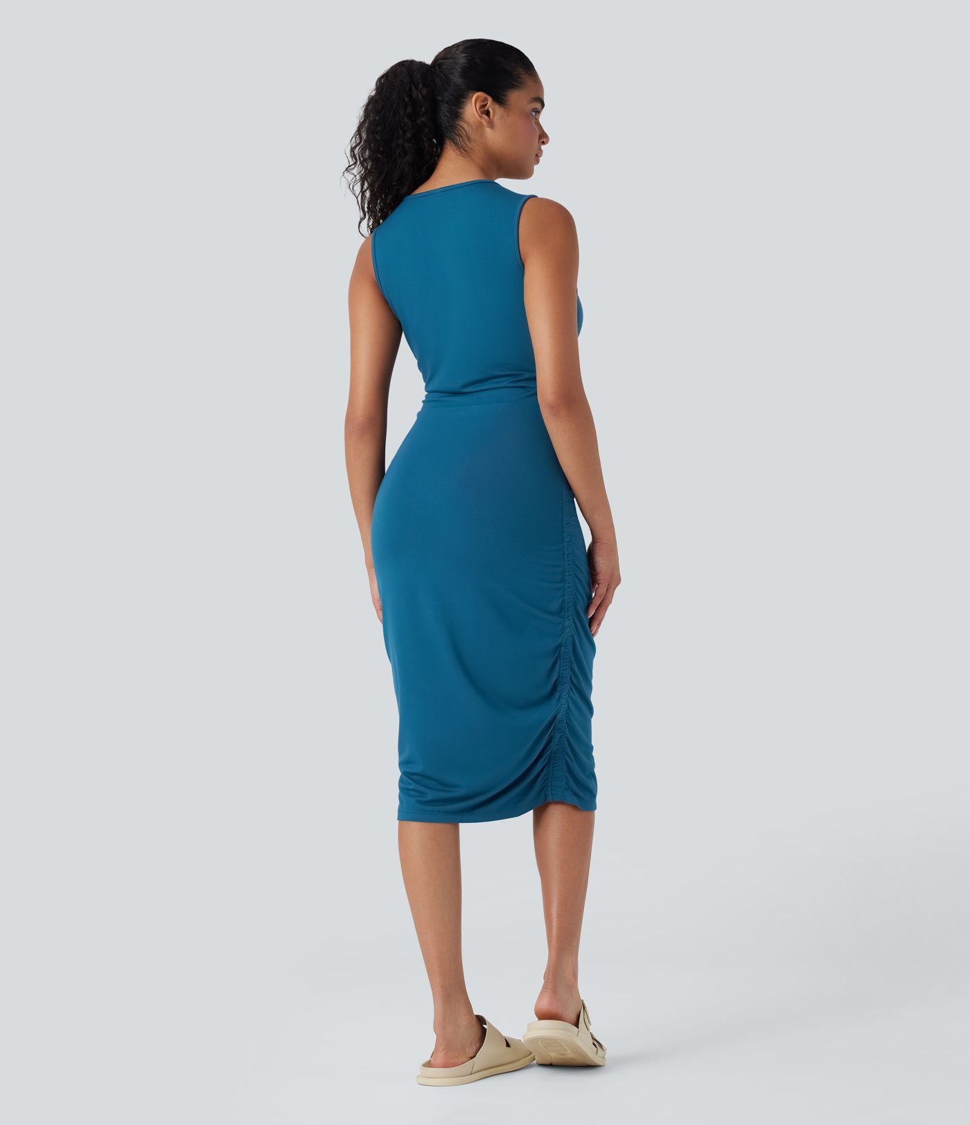 Robe casual moulante col rond sans manches froncée