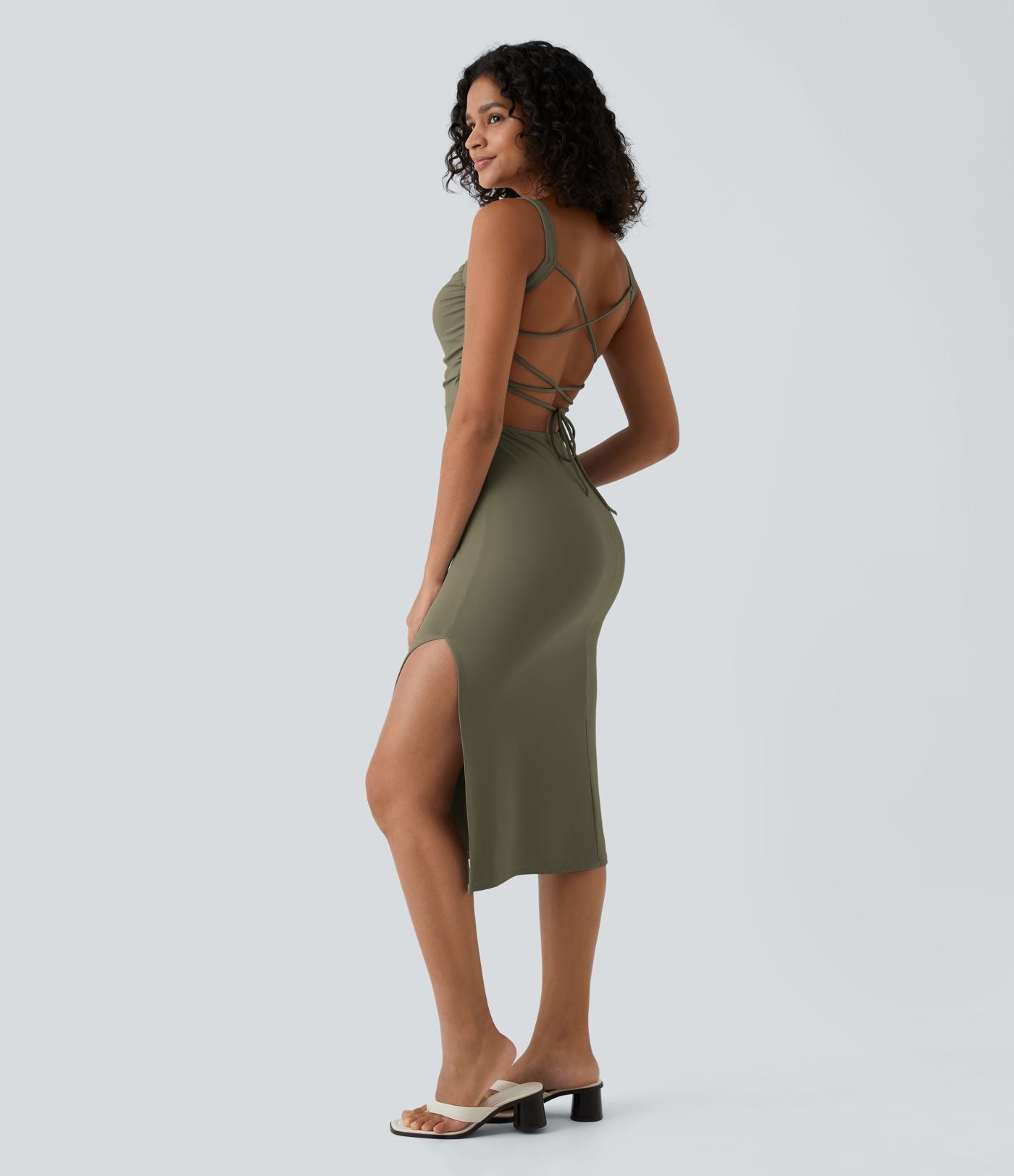 Robe midi laquée fendue, brassière intégrée, dos nu croisé