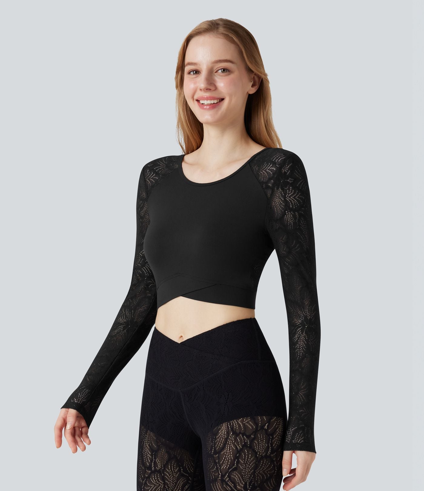 Haut de sport yoga court dos nu manches longues dentelle contrastante et ourlet croisé SoftlyZero™ - UPF50+