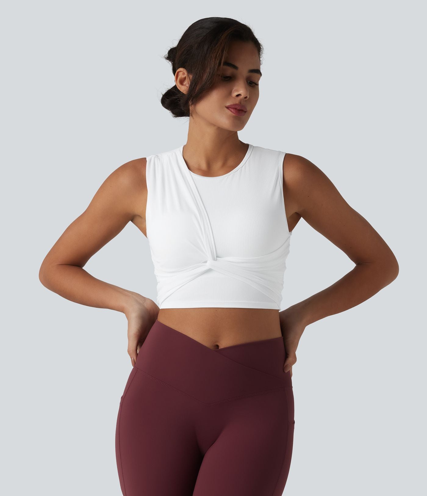 Brassière de sport courte en maille côtelée effet frais InstantCool anti-odeurs avec détail torsadé, superposition en mesh et brassière intégrée, protection solaire UPF40+
