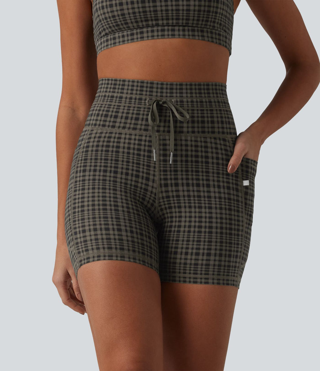 Halara UltraSculpt™ Short de cycliste yoga à carreaux taille haute 12,5 cm avec cordon de serrage et poches