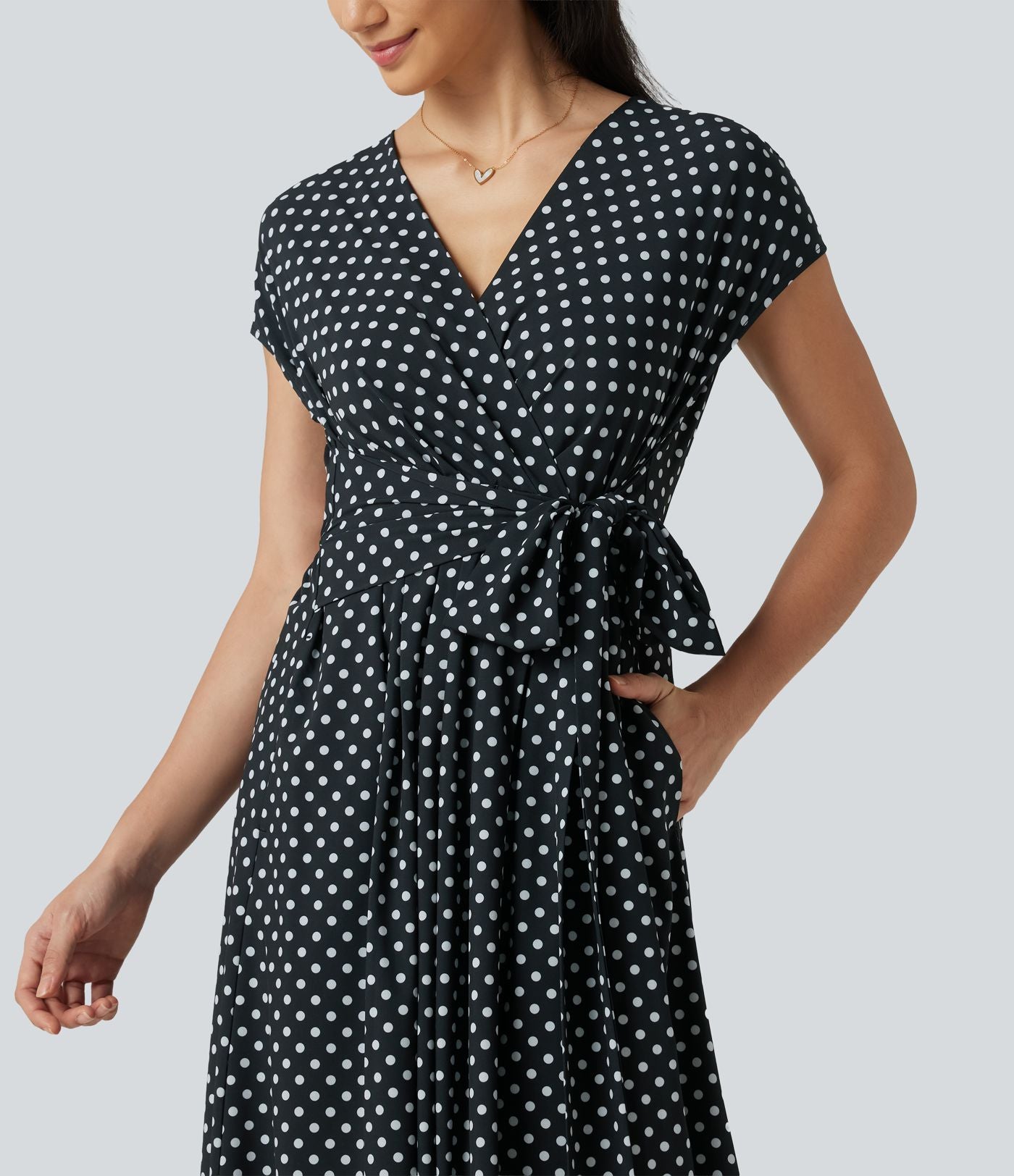 Robe midi à pois col V avec manches courtes, lien côté et poches