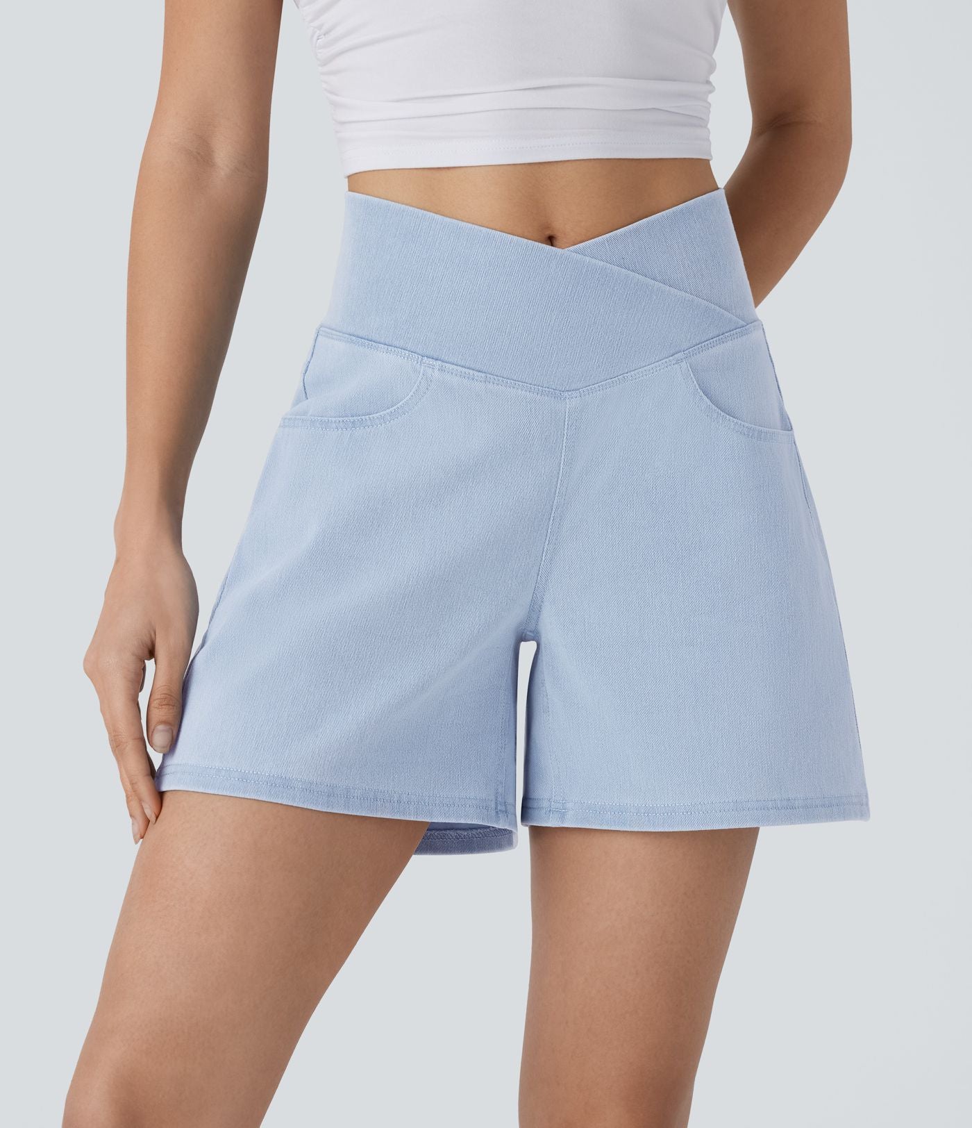 Halara Flex™ Short décontracté évasé à jambe large en denim extensible délavé taille haute croisée avec poches multiples