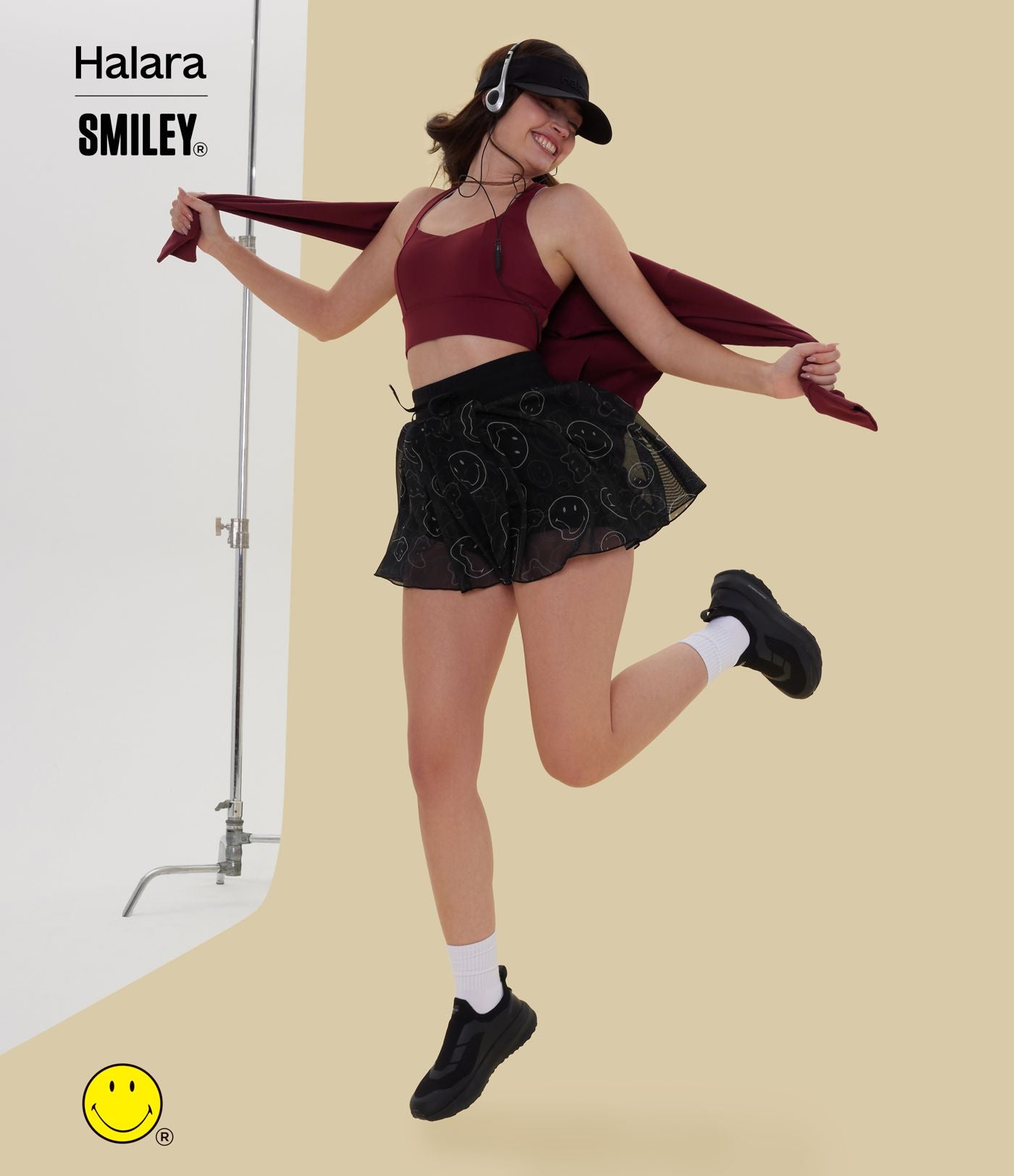 Jupe mini de danse évasée fluide 2-en-1 Halara X Smiley® taille haute avec cordon de serrage, empiècements en mesh contrastant et poches