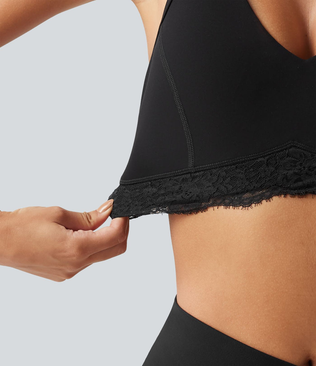 Halara UltraSculpt™ Brassière de sport maintien léger col V avec coussinets amovibles, dos nageur et dentelle contrastée