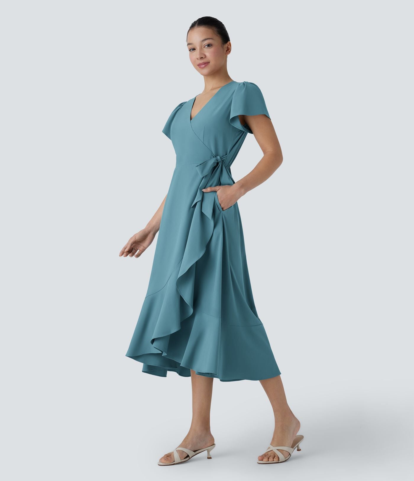 Robe décontractée midi Breezeful™ fluide à col V, manches courtes, design enveloppant, liens sur les côtés, poches latérales, volants et séchage rapide