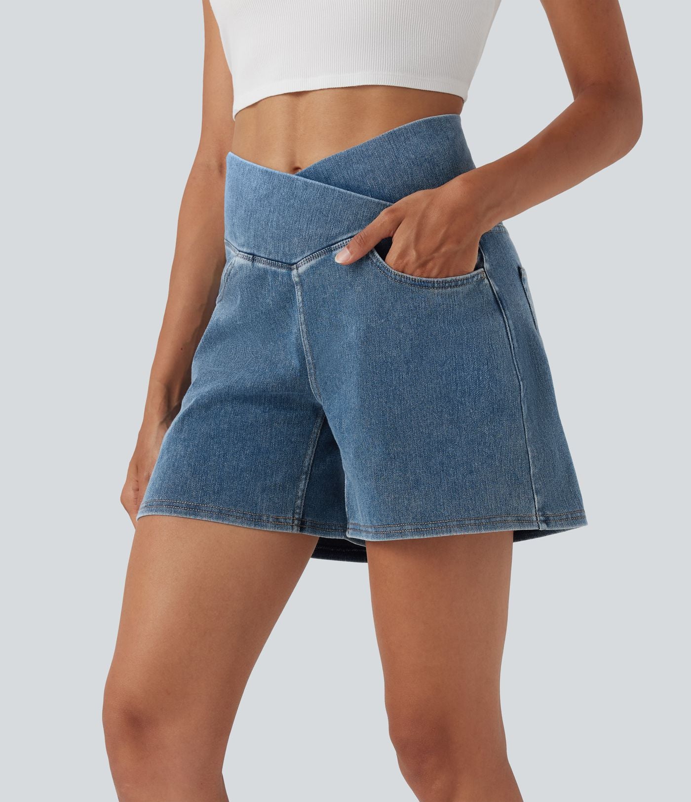Halara Flex™ Short décontracté évasé à jambe large en denim extensible délavé taille haute croisée avec poches multiples