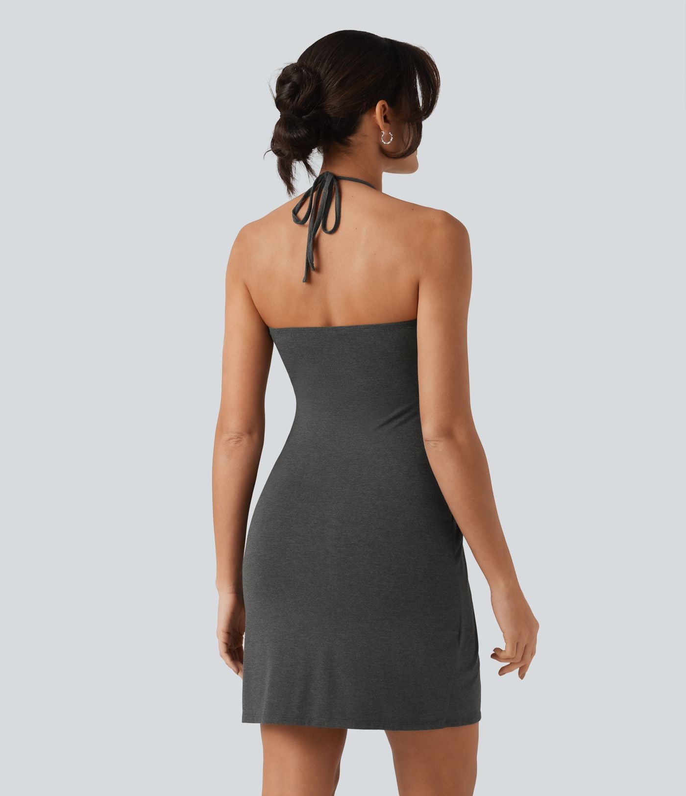 Robe resort mini dos nu à col licou avec lien noué dans le dos et poches