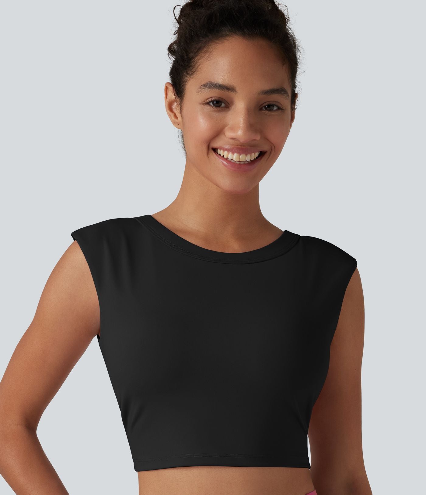 Haut de yoga court SoftlyZero™ léger à col rond et soutien-gorge intégré, sans manches et respirant.