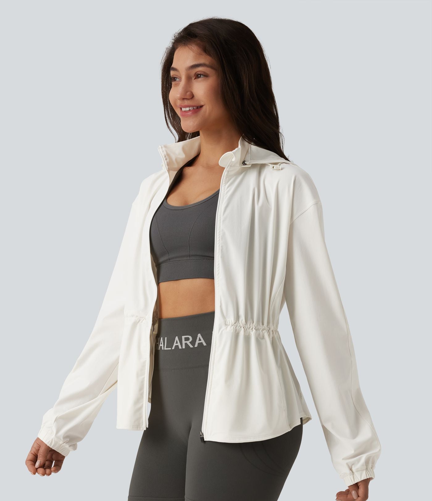 Veste de sport déperlante à capuche amovible avec cordon de serrage et poches zippées