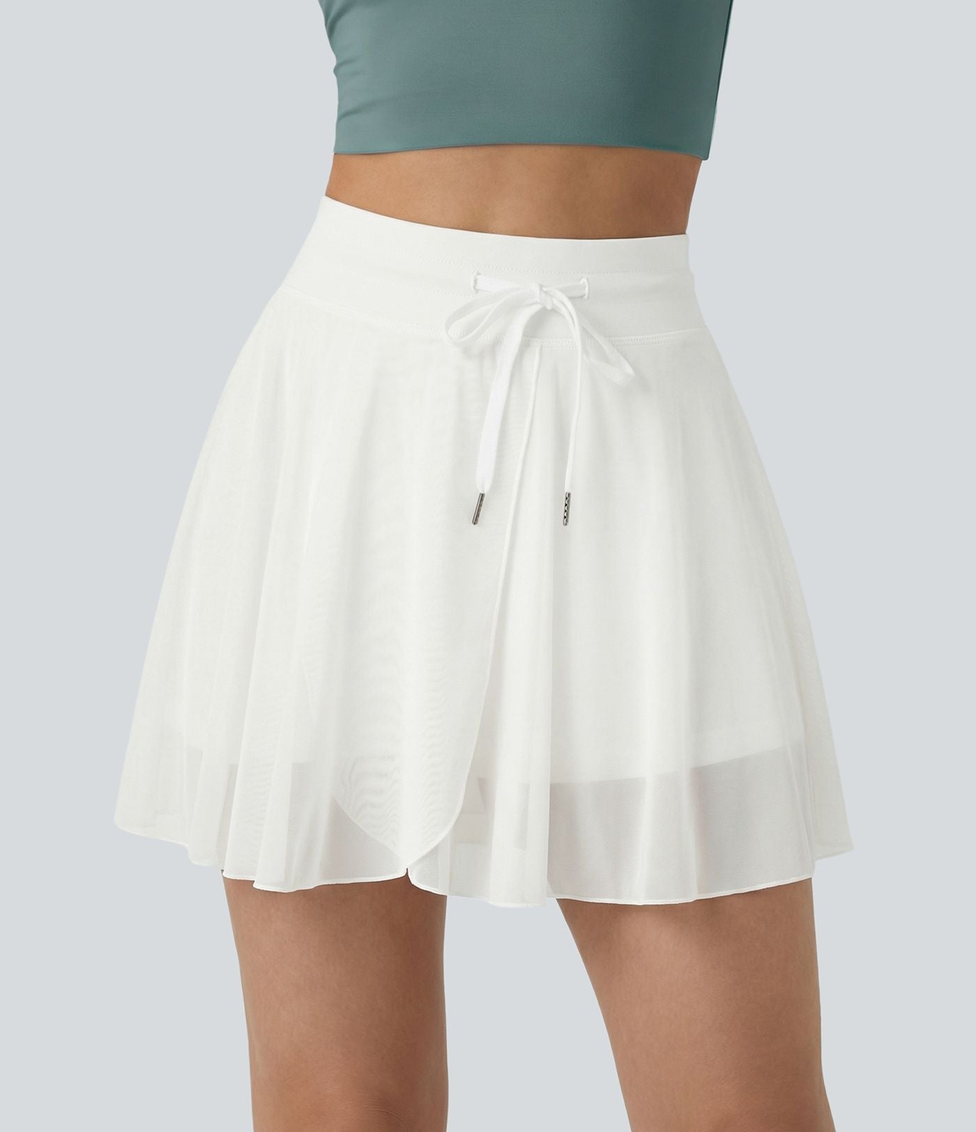 Jupe mini fluide évasée 2-en-1 taille haute à cordon, empiècements en mesh contrastant, avec poche, version plus longue