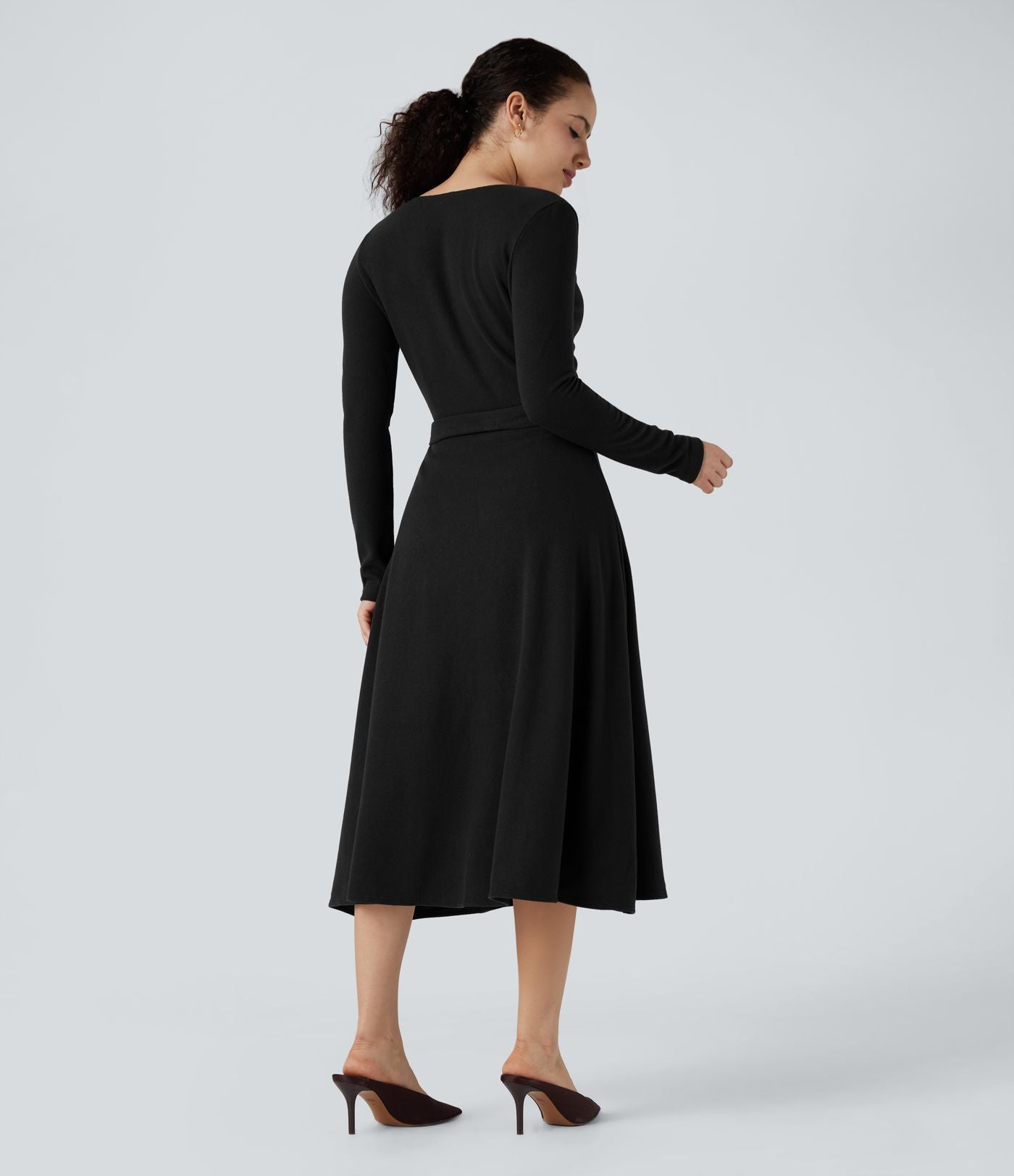 Robe fluide côtelée col V manches longues ceinturée mi-longue