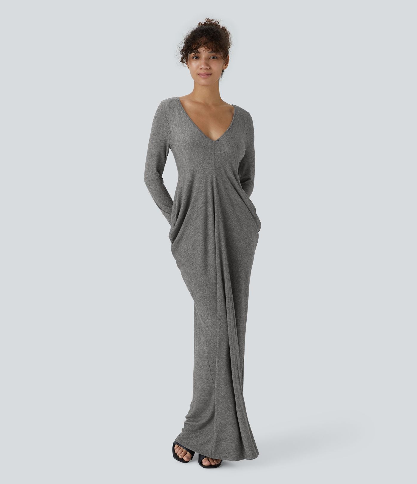 Robe longue froncée à manches longues et décolleté plongeant en V