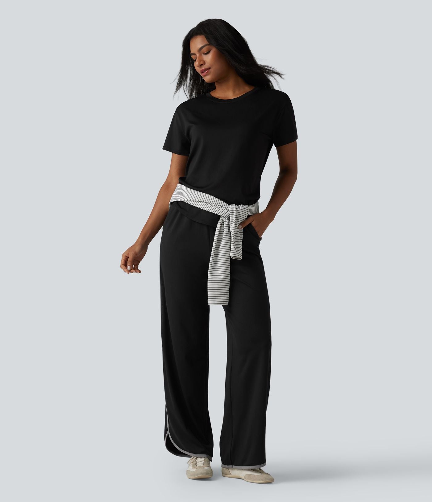 T-shirt décontracté à col rond, manches courtes, soutien-gorge intégré et ourlet arrondi