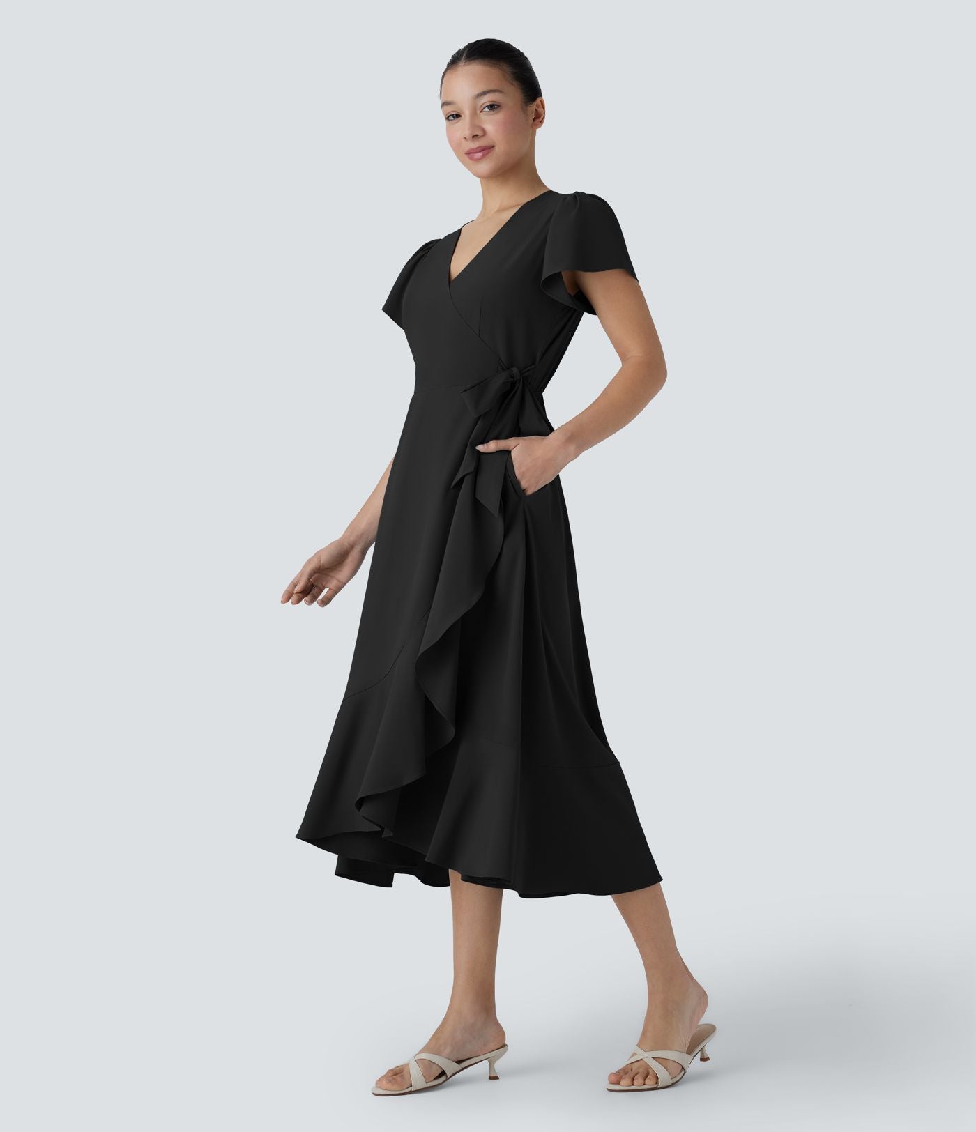 Robe décontractée midi Breezeful™ fluide à col V, manches courtes, design enveloppant, liens sur les côtés, poches latérales, volants et séchage rapide