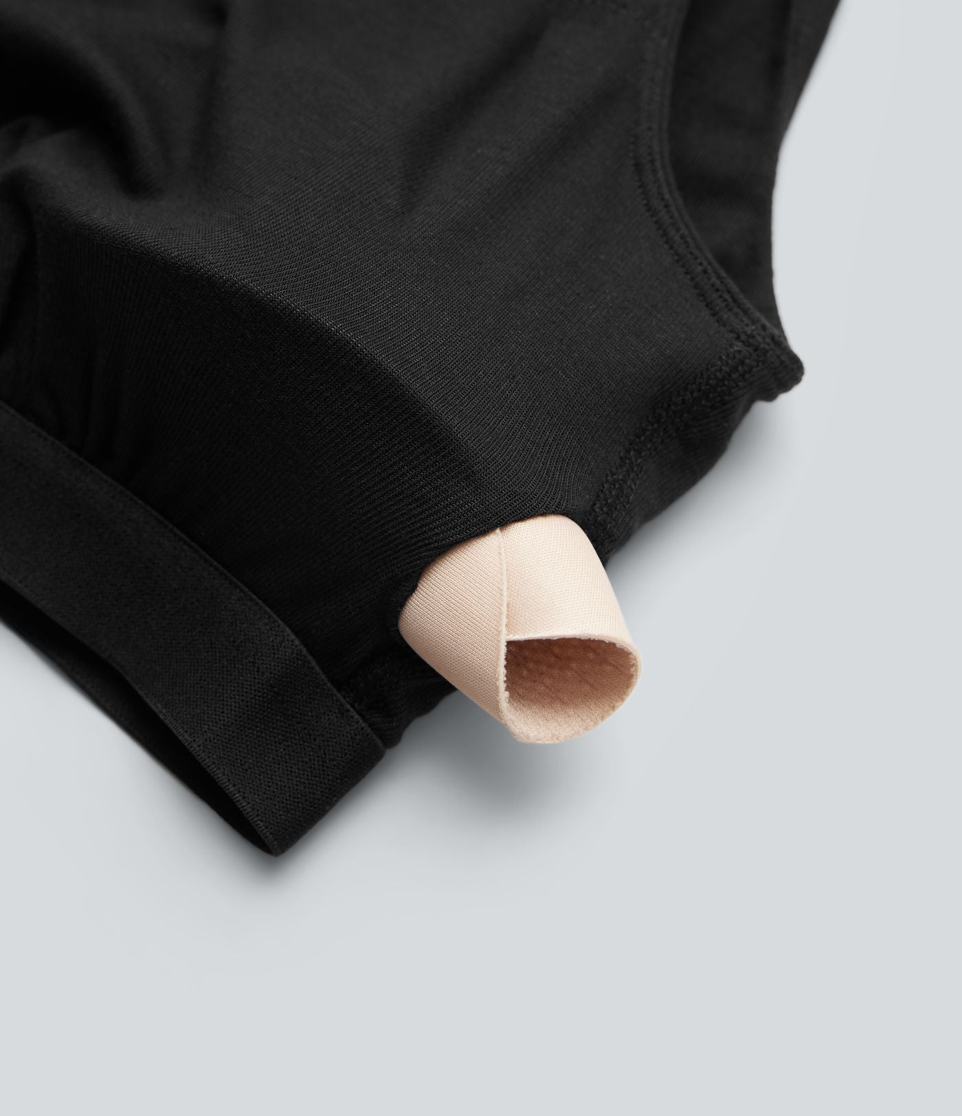 T-shirt côtelé asymétrique avec fronces et coussinets amovibles
