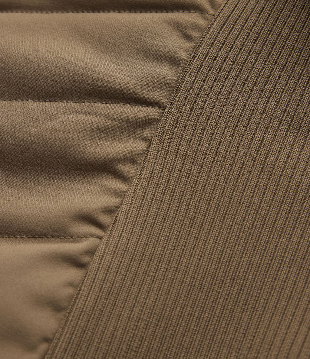 Veste matelassée décontractée à col montant et coupe ajustée, côtelée et contrastée, avec poches