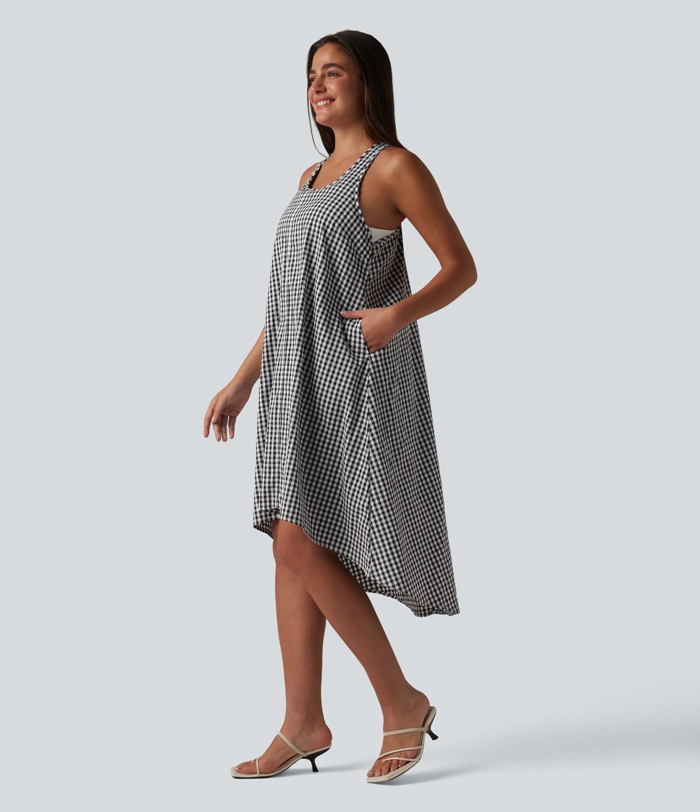Robe midi resort fluide à carreaux vichy dos nu dos nageur coupe asymétrique avec soutien-gorge intégré et poches