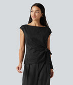 Blouse esprit bureau rayée à encolure bateau avec mancherons, fronces, lien côté et ourlet asymétrique
