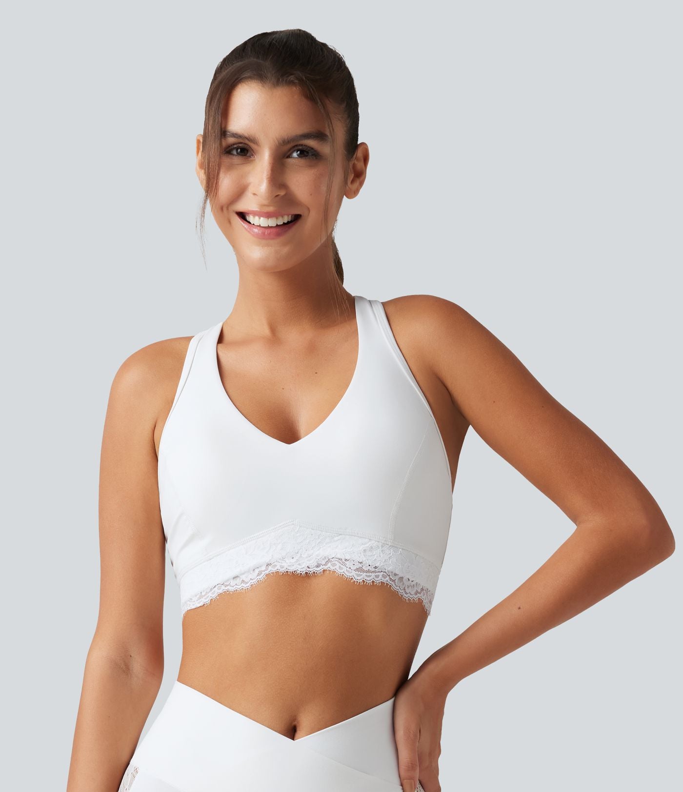 Halara UltraSculpt™ Brassière de sport maintien léger col V avec coussinets amovibles, dos nageur et dentelle contrastée