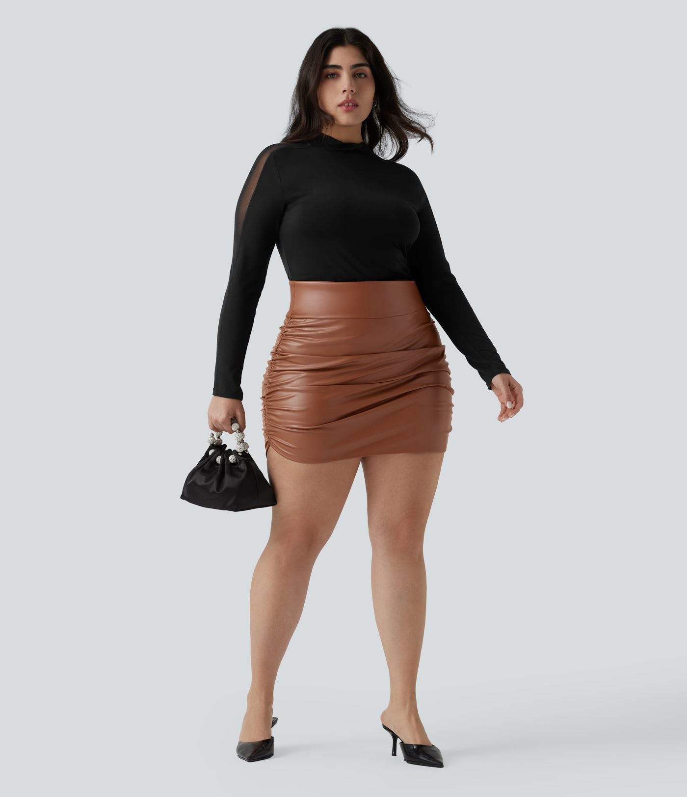 Jupe mini moulante grande taille 2-en-1 en molleton et tissu enduit taille haute gainante avec fronces et ourlet arrondi