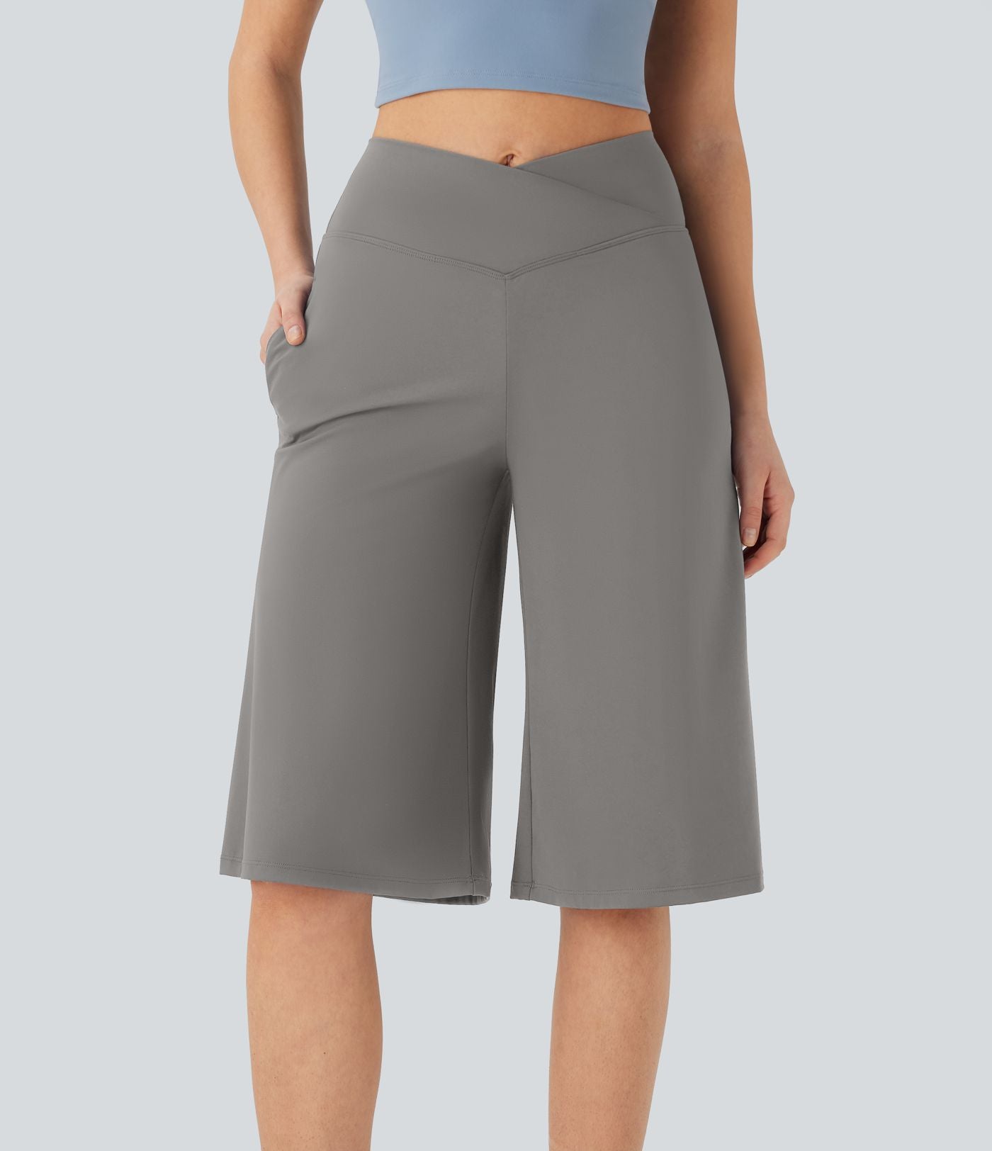 Pantacourt de yoga Cool Touch Softlyzero™ aérien à taille haute croisée, jambe large et poches