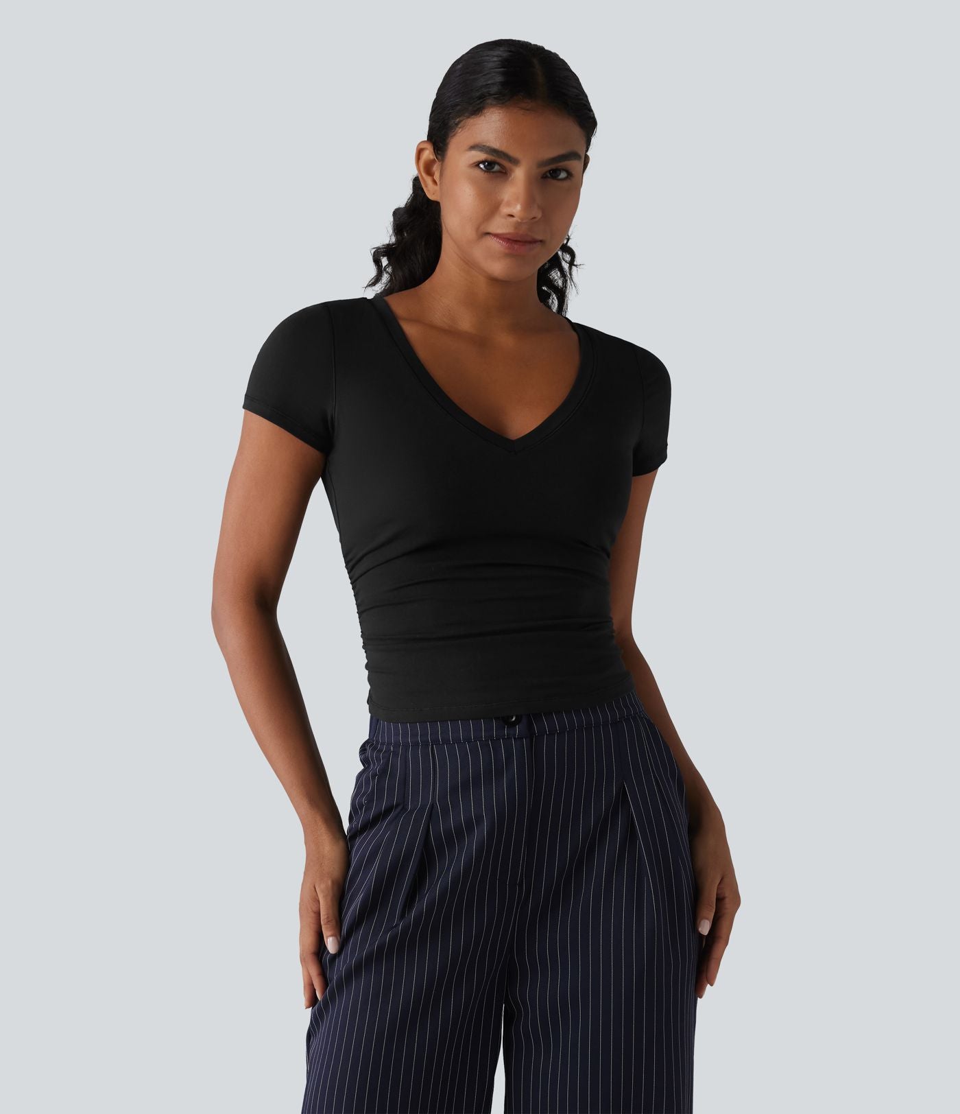 T-shirt décontracté col V manches courtes en jersey de coton avec soutien-gorge intégré push-up et fronces